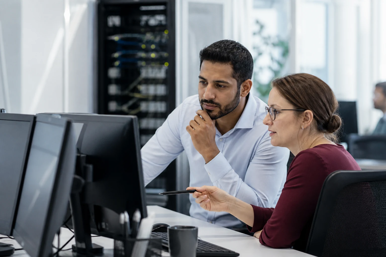 IT-Verantwortliche analysieren gemeinsam den Systemstatus